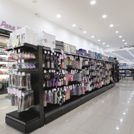 stand negro de chapa alargado en pasillo para productos colgantes de belleza