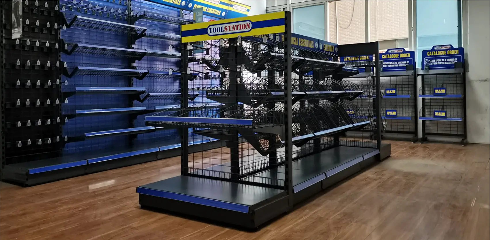 Góndolas metálicas modulares para retail con estructura resistente y diseño configurables para exhibición de productos