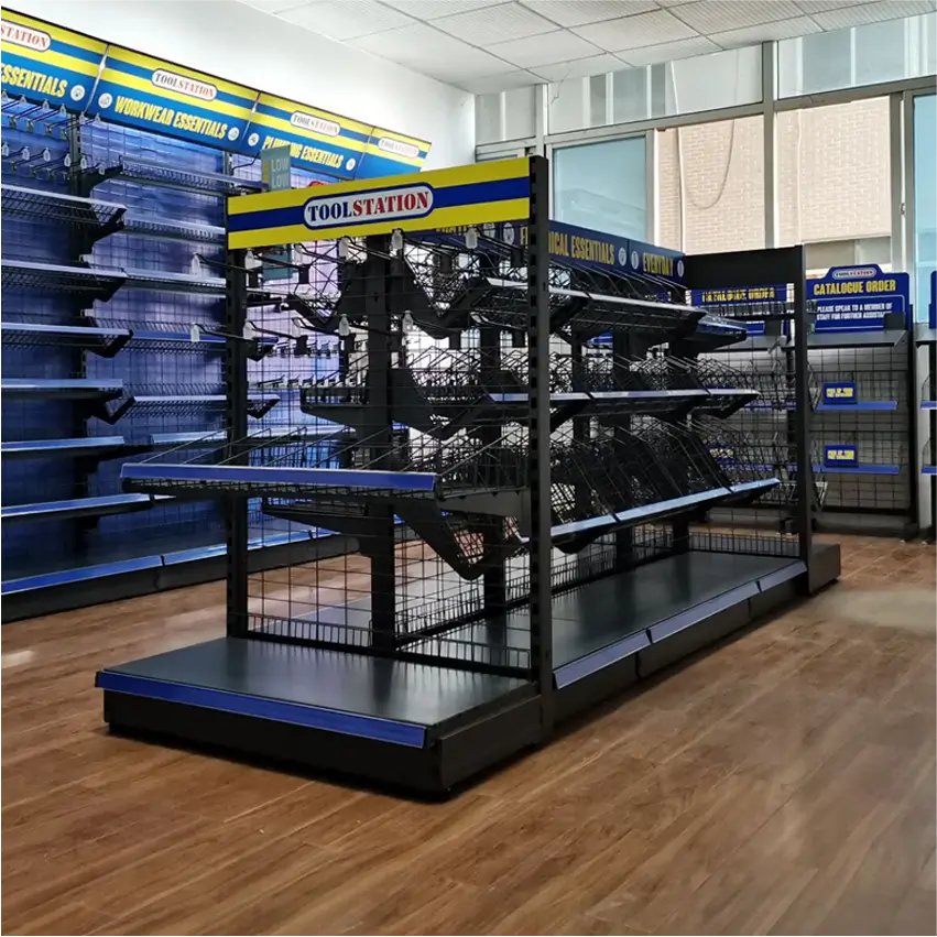 Góndola metálica doble para retail con estructura reforzada y estantes de malla negra