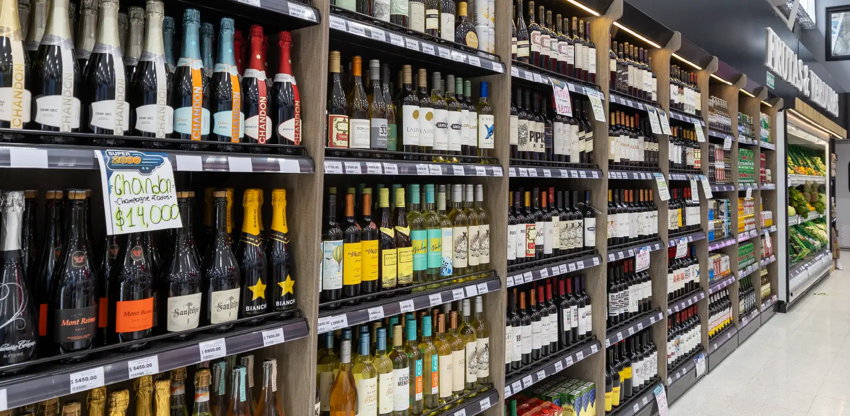 Diseño comercial para vinotecas con góndolas metálicas premium y exhibición organizada de vinos