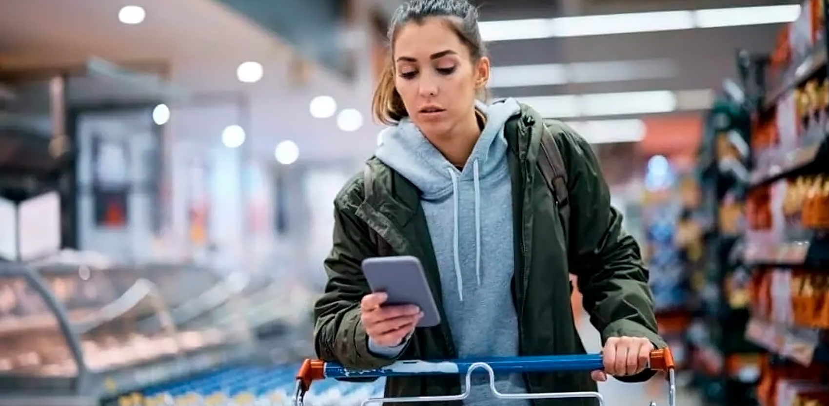 Chica joven con chango en supermercado Chica joven con chango en supermercado