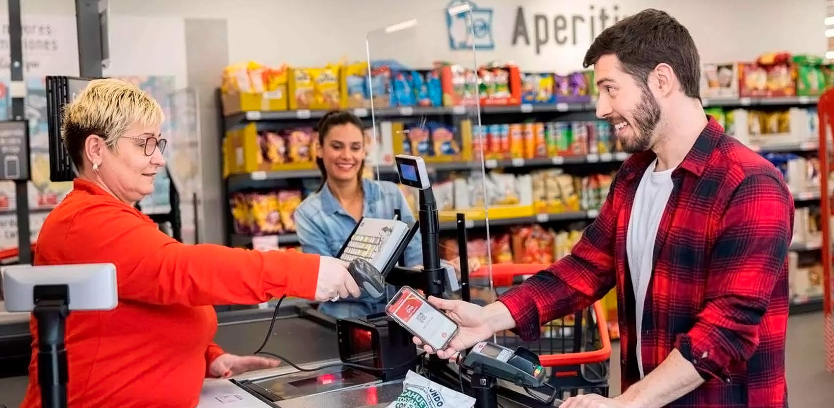 Cliente pagando con app en supermercado Cliente pagando con app en supermercado
