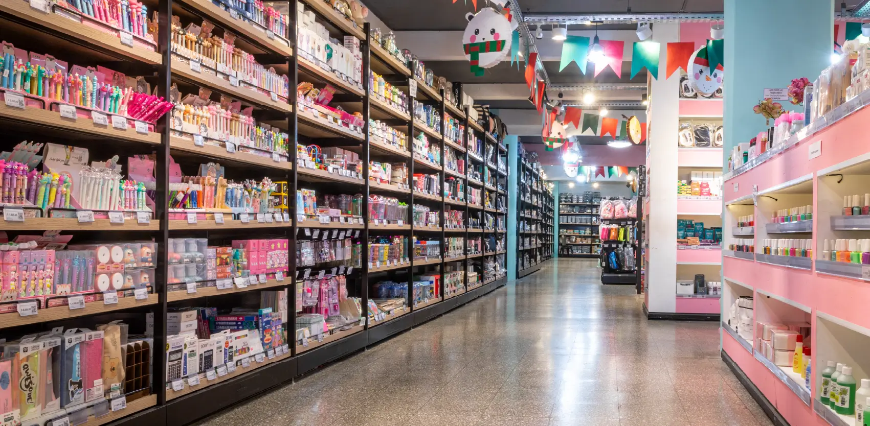 Góndolas metálicas Moduace utilizadas para exhibición de productos en comercios modernos