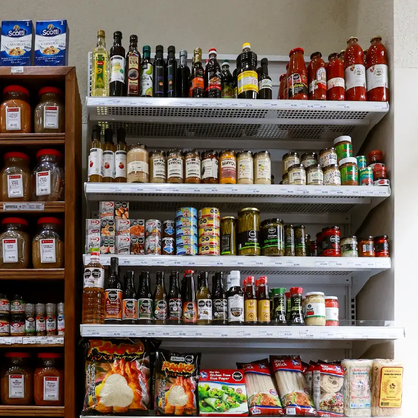Mobiliario metálico comercial Moduace con estantes regulables para diferentes categorías de productos