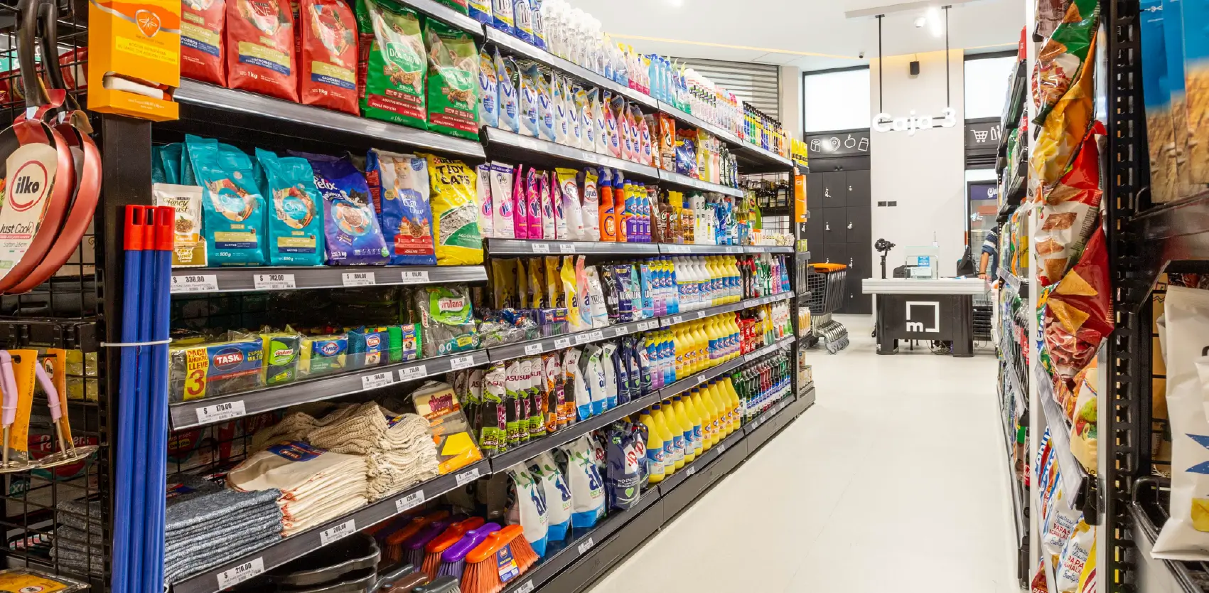 Área de checkout integrada con góndolas y exhibidores para potenciar ventas en retail