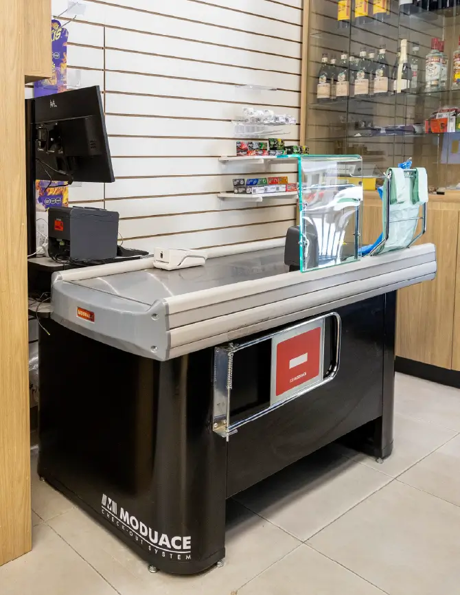 Checkout modular eficiente con diseño técnico para optimizar flujo de clientes en retail