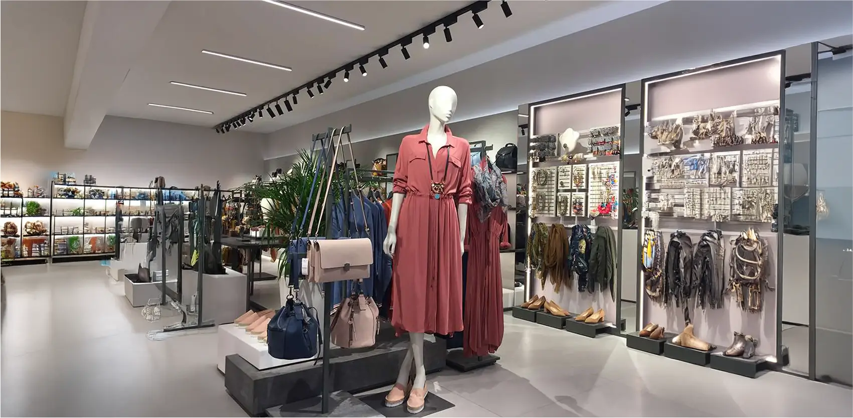 Exhibidores de productos y góndolas iluminadas en almacén contemporáneo