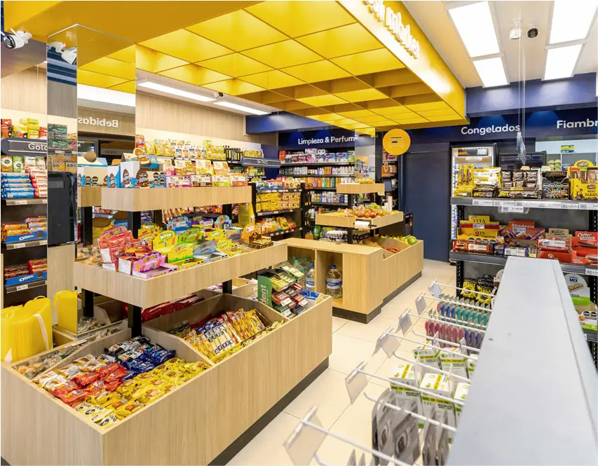 Góndolas centrales y perimetrales en tienda de alimentos con diseño organizado