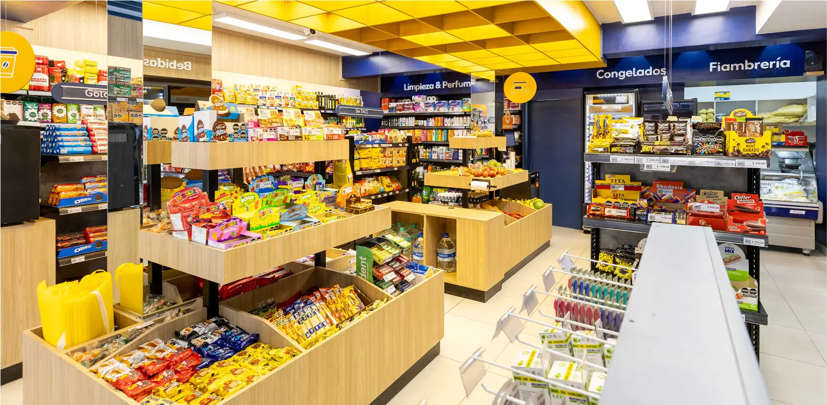 Interior de minimarket moderno con góndolas de madera y exhibición de alimentos