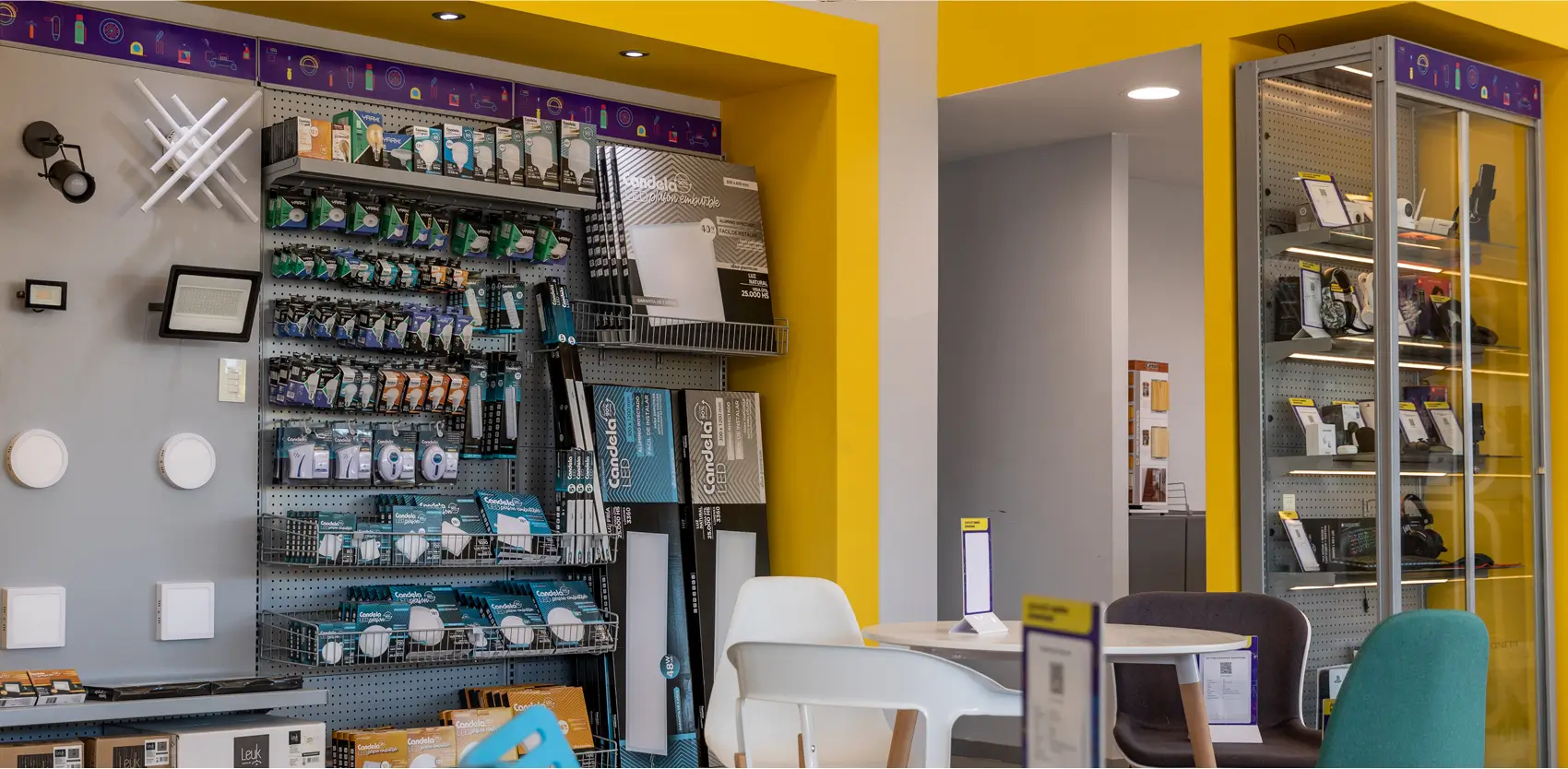 Exhibidores de productos y góndolas iluminadas en almacén contemporáneo