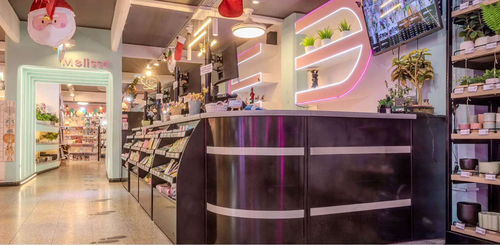 Interior de comercio con góndolas orientadas al flujo de circulación y área de checkout iluminada para optimizar la lectura visual.