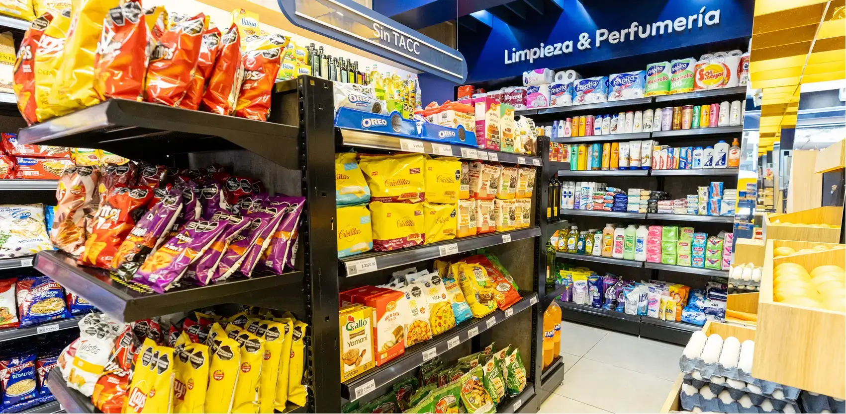 Góndolas de supermercado organizadas con enfoque data-driven retail para analizar el comportamiento del consumidor
