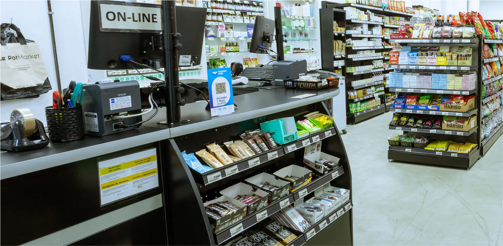 Checkout Moduace con exhibición de productos de compra impulsiva en supermercado