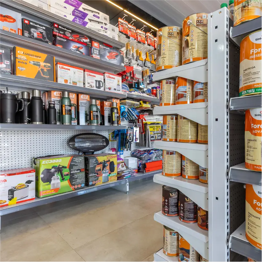 Góndolas metálicas y estanterías para ferretería con exhibición de pinturas, herramientas y productos eléctricos
