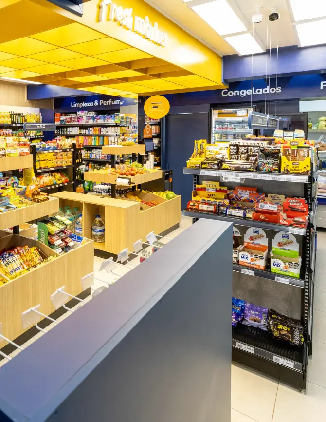 Errores críticos en implementación de góndolas comerciales dentro de supermercado moderno