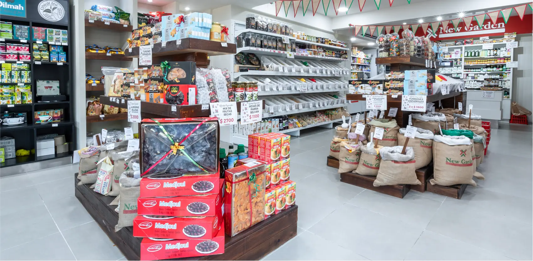 Exhibidores modulares Línea Adapt de Moduace organizando productos a granel y promociones en supermercado