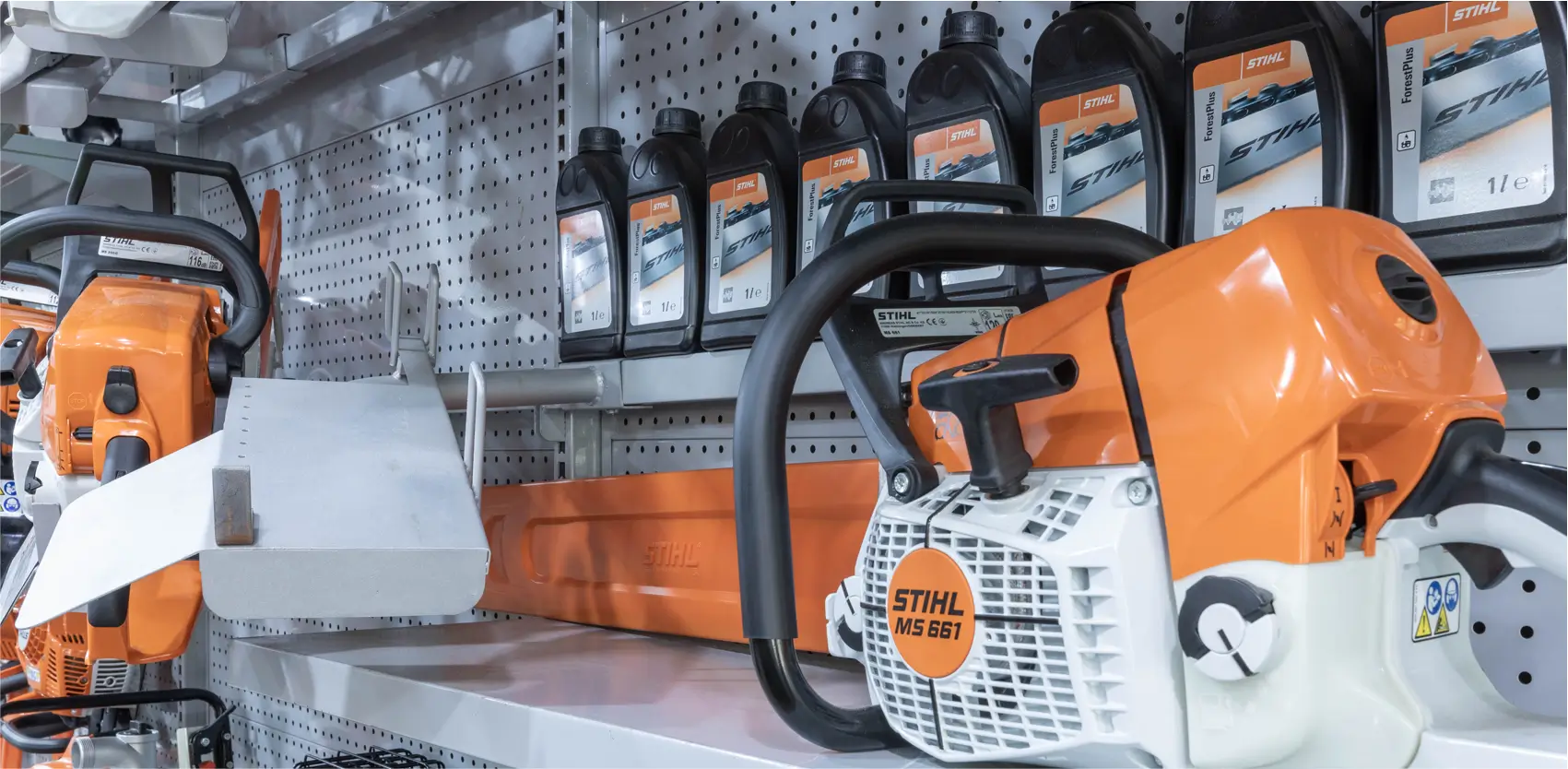 Góndolas modulares Línea Adapt de Moduace organizando productos a granel y exhibición central en supermercado