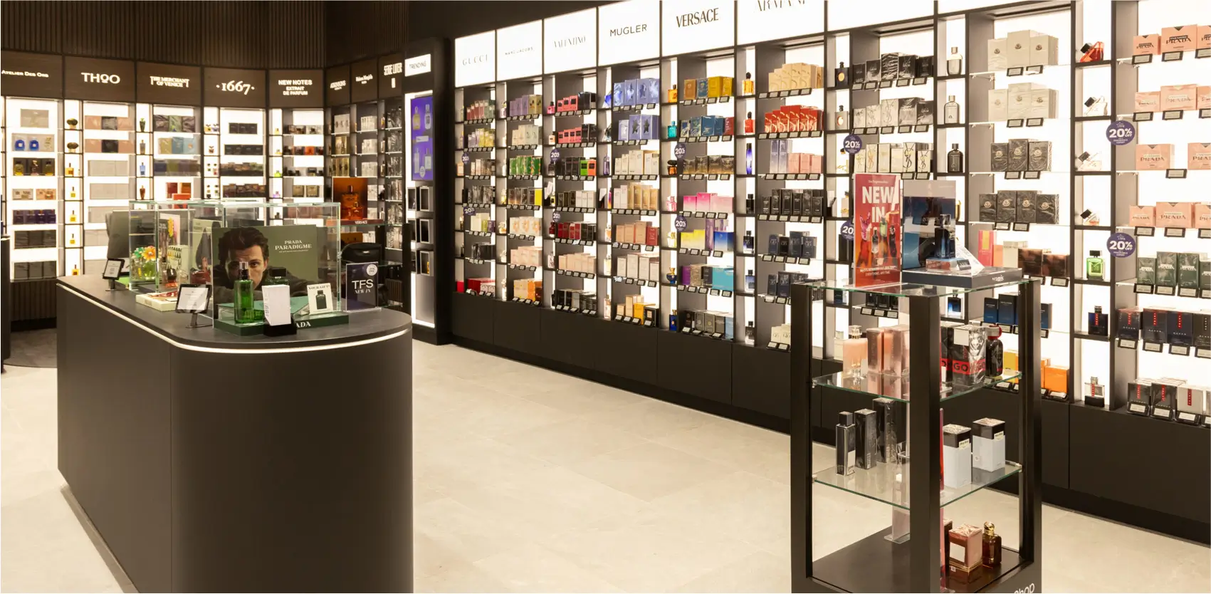 Góndolas metálicas y exhibidores personalizados para locales comerciales y tiendas modernas