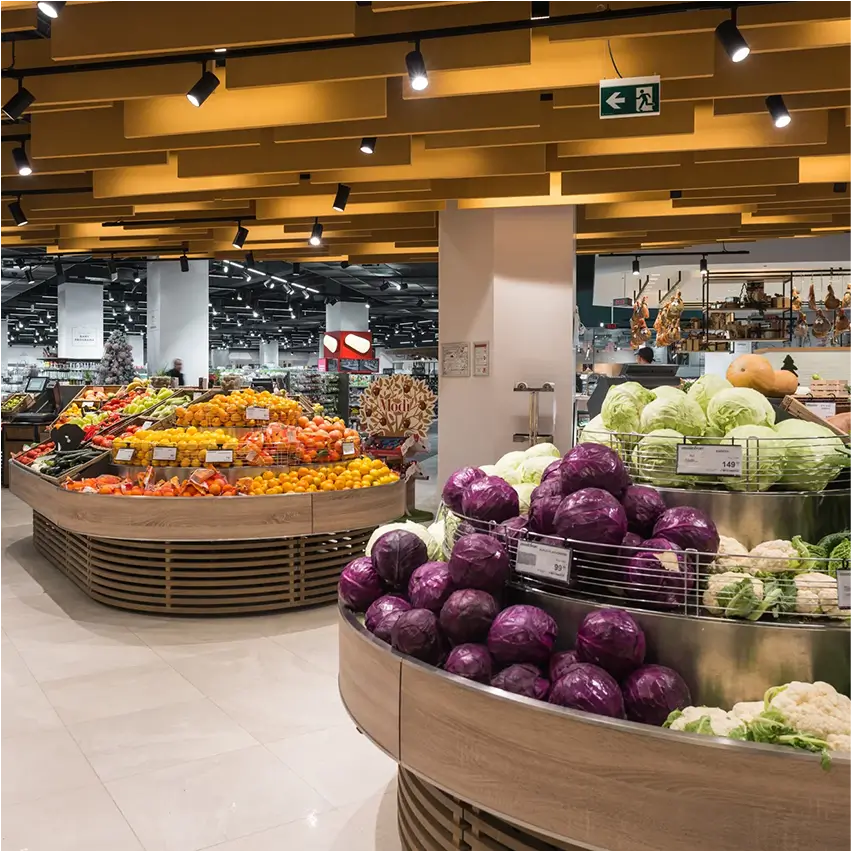Interior de supermercado con cielo absorbente