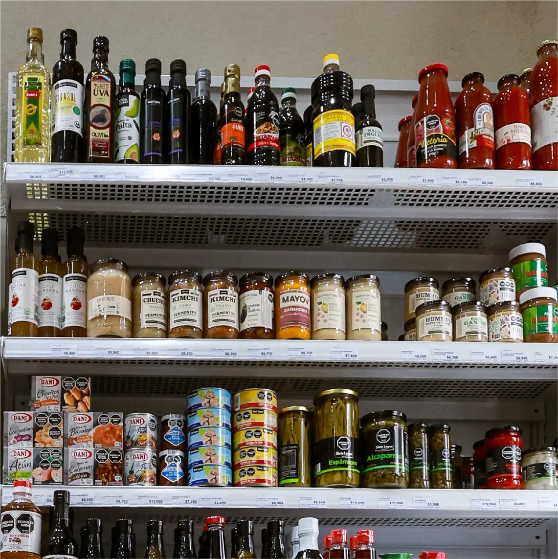 Góndola metálica con aceites y vinagres organizados por categorías