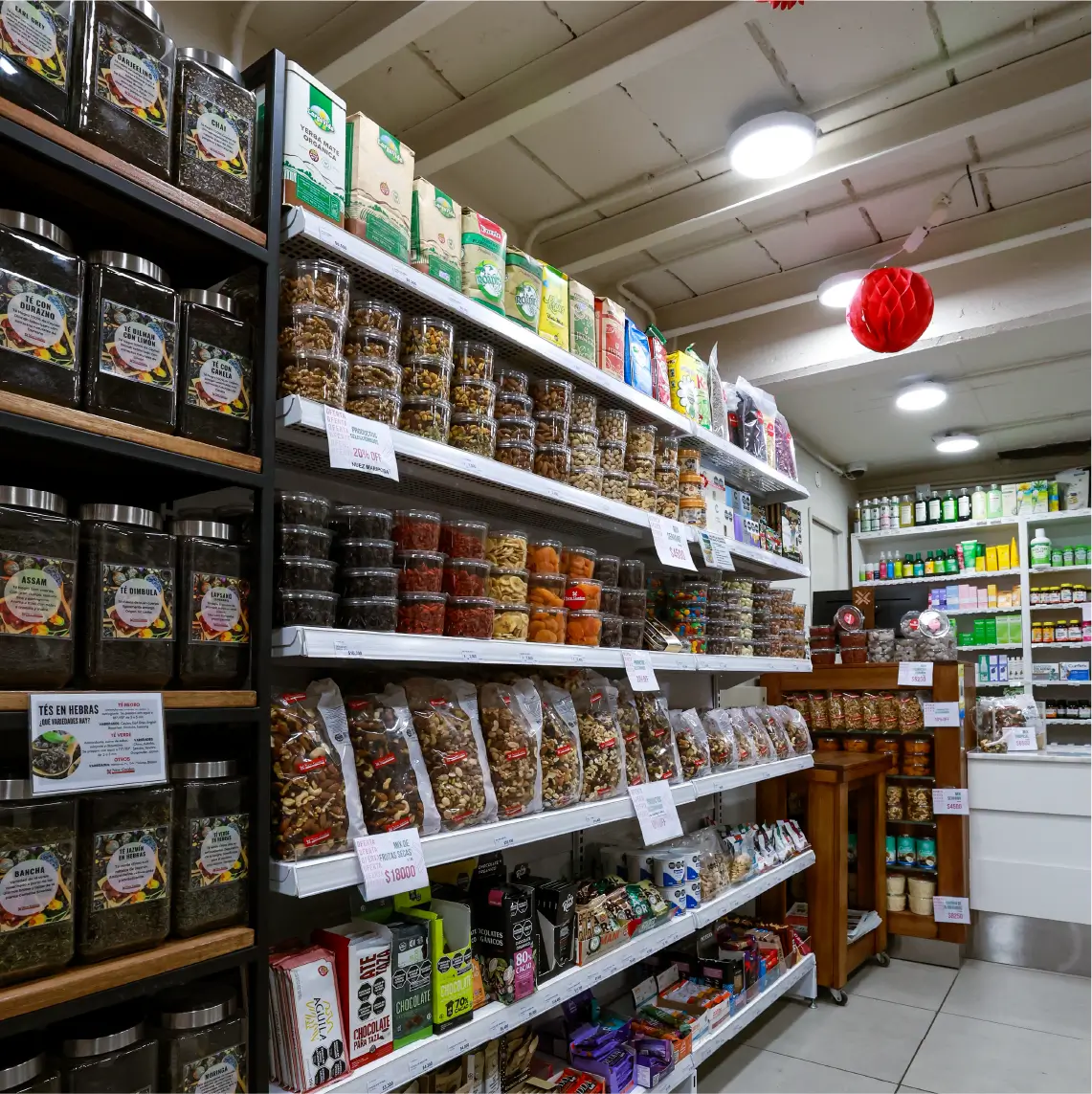 Góndolas completas con productos naturales organizados por categorías