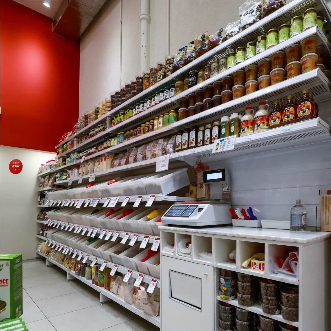 Layout de tienda natural con góndolas murales y exhibición organizada por categorías