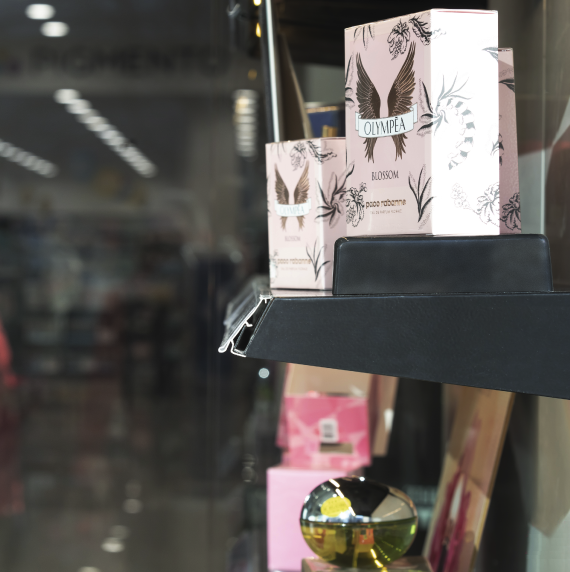 imagen detalle del estante para perfumes