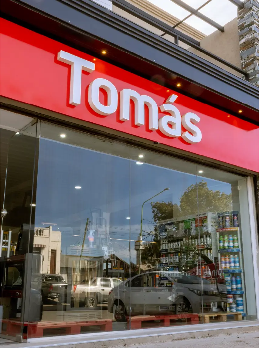 Exhibición de productos y pinturas en góndolas metálicas para ferreterías modernas