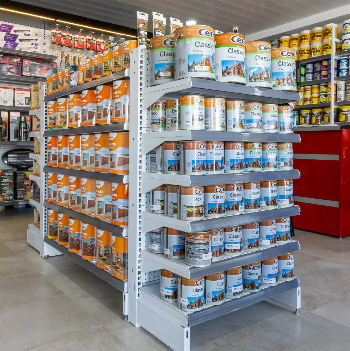 Góndolas metálicas y estanterías comerciales en local de Pinturerías Tomás