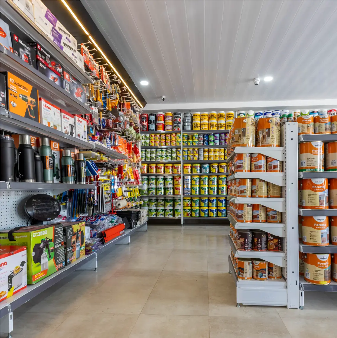 Góndolas metálicas y estanterías comerciales en local de Pinturerías Tomás