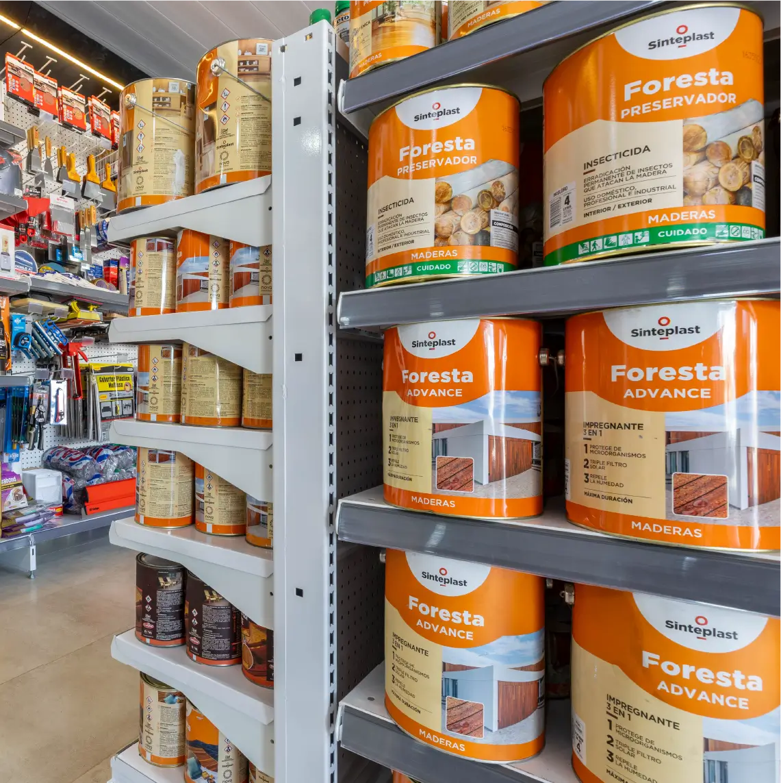 Góndolas metálicas y estanterías comerciales en local de Pinturerías Tomás