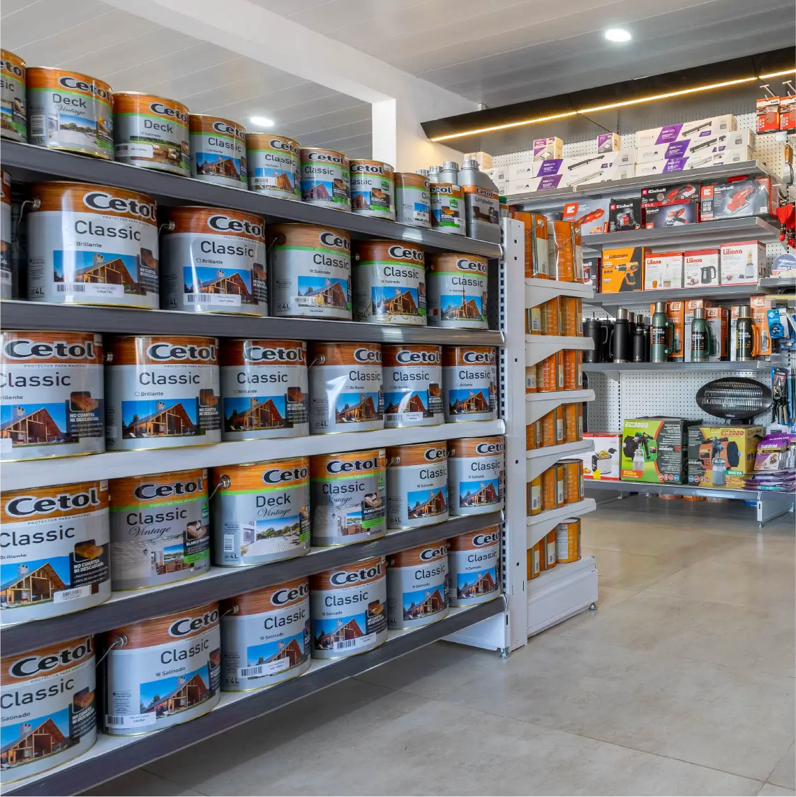 Góndolas metálicas y estanterías comerciales en local de Pinturerías Tomás