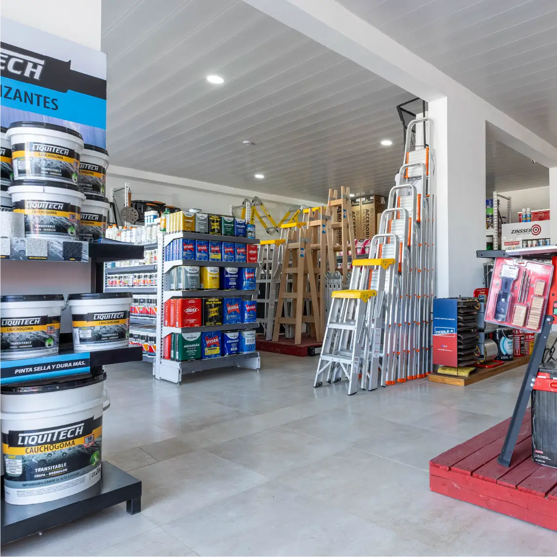 Góndolas metálicas y estanterías comerciales en local de Pinturerías Tomás