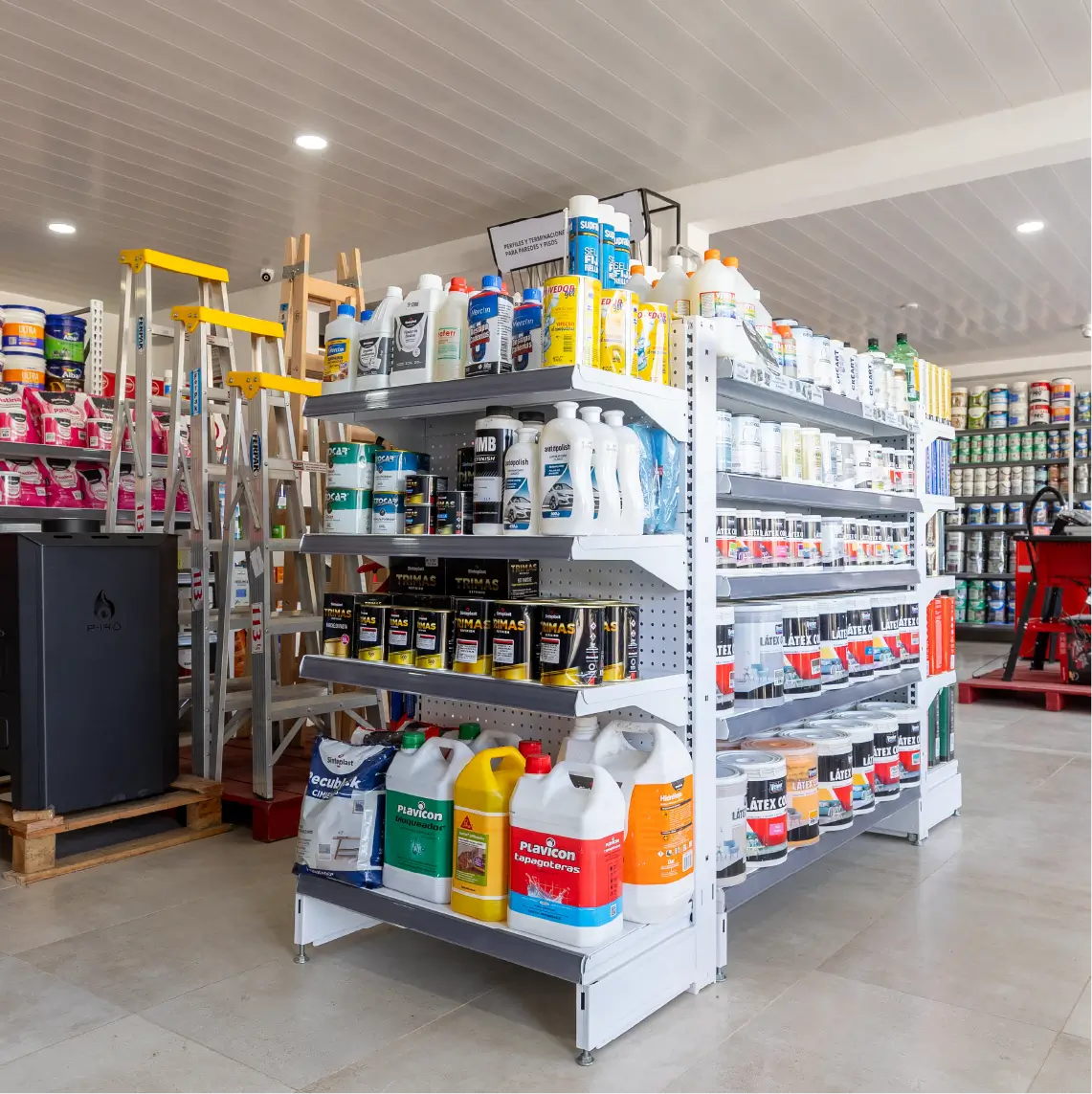 Góndolas metálicas y estanterías comerciales en local de Pinturerías Tomás