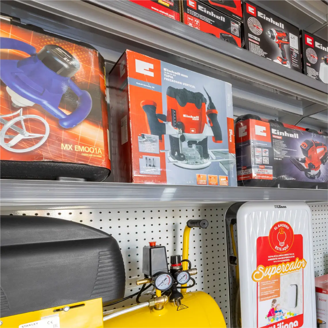 Góndolas metálicas y estanterías comerciales en local de Pinturerías Tomás