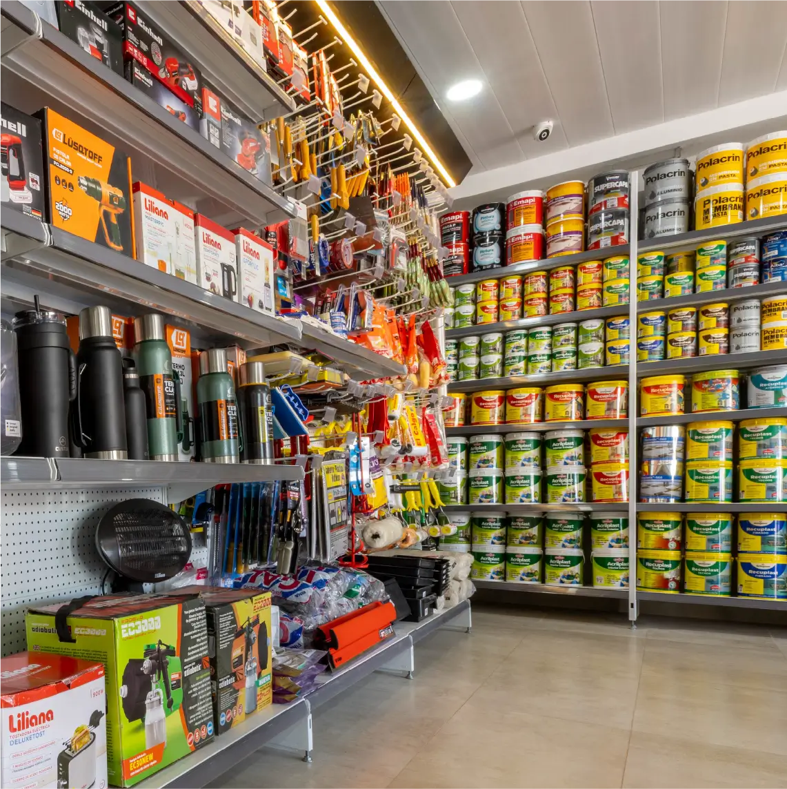 Góndolas metálicas y estanterías comerciales en local de Pinturerías Tomás