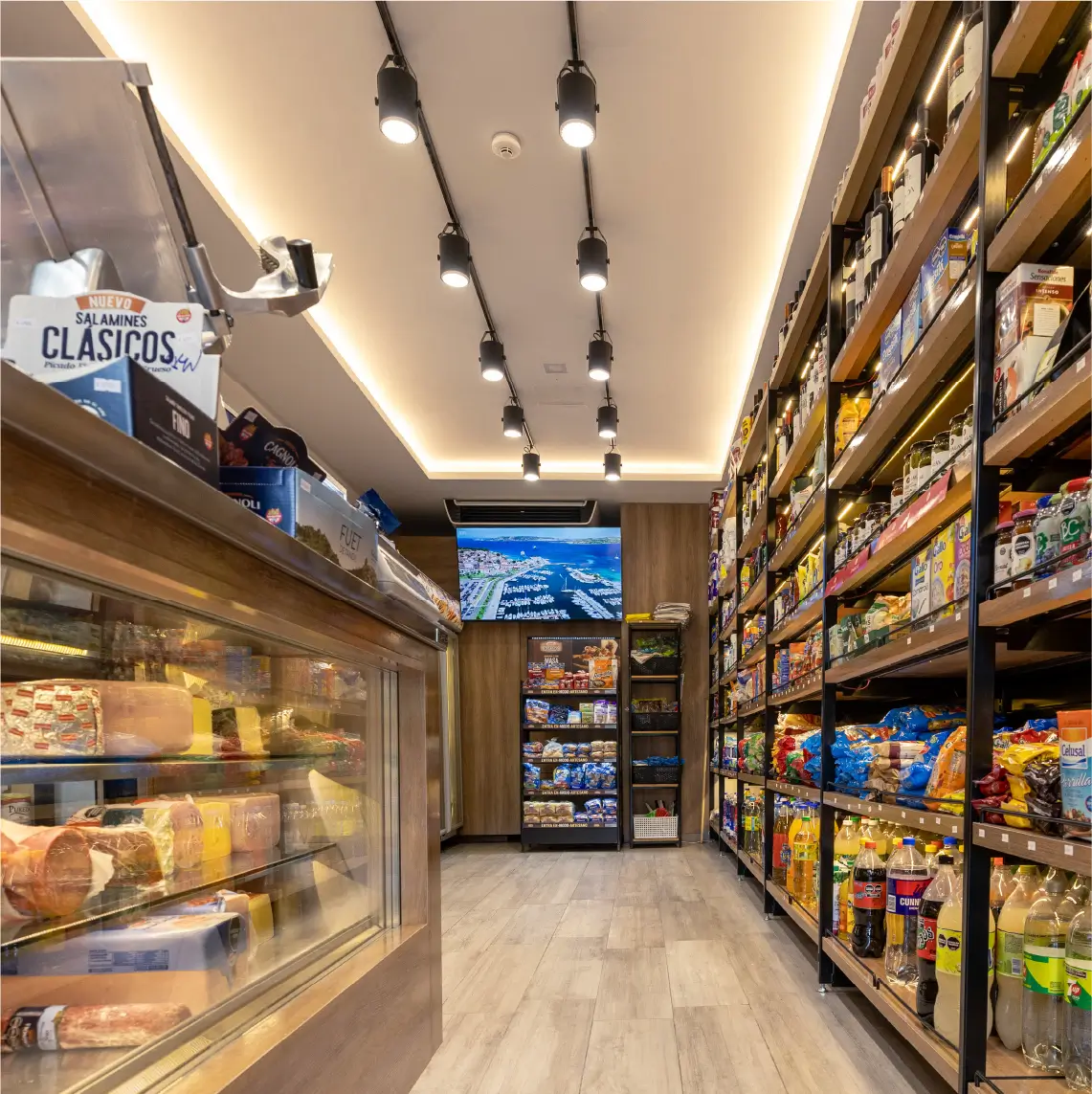 Góndolas comerciales de madera y metal en almacén moderno con iluminación LED en Local PLAZA Almacén Fiambrería