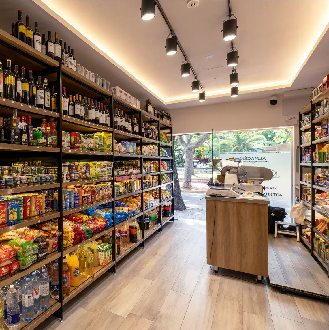 Góndolas comerciales de madera y metal en almacén moderno con iluminación LED en Local PLAZA Almacén Fiambrería