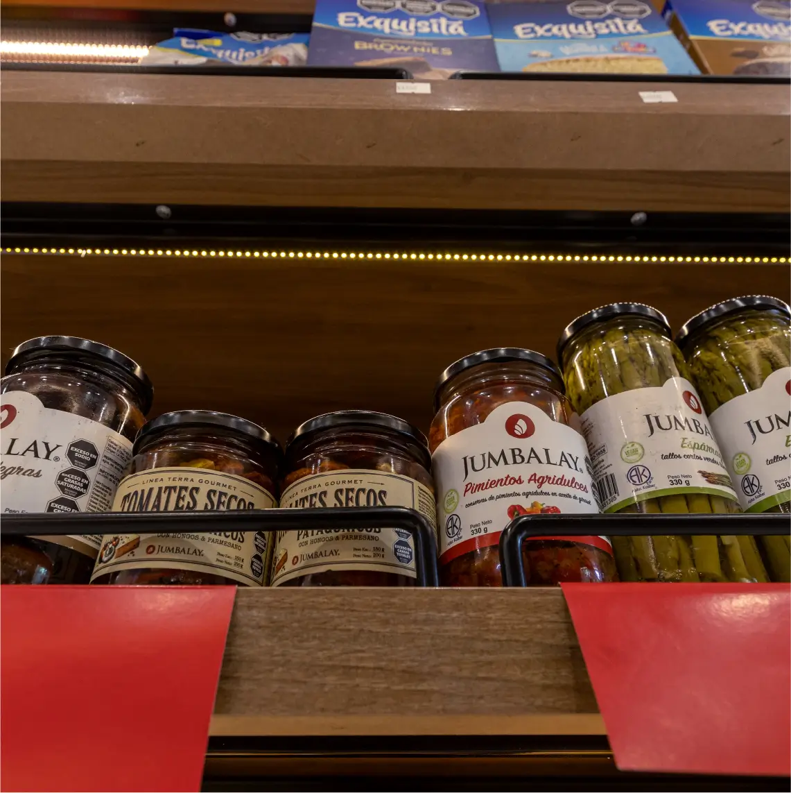 Góndolas comerciales de madera y metal en almacén moderno con iluminación LED en Local PLAZA Almacén Fiambrería
