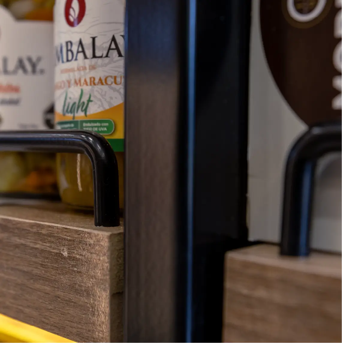 Góndolas comerciales de madera y metal en almacén moderno con iluminación LED en Local PLAZA Almacén Fiambrería