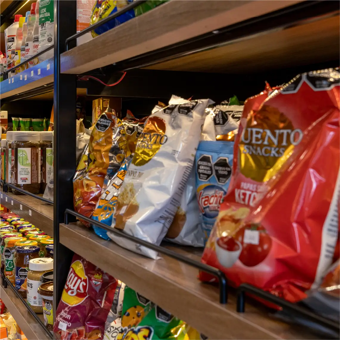 Góndolas comerciales de madera y metal en almacén moderno con iluminación LED en Local PLAZA Almacén Fiambrería