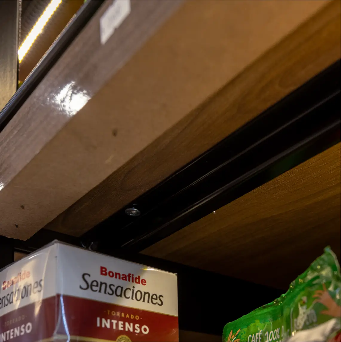 Góndolas comerciales de madera y metal en almacén moderno con iluminación LED en Local PLAZA Almacén Fiambrería