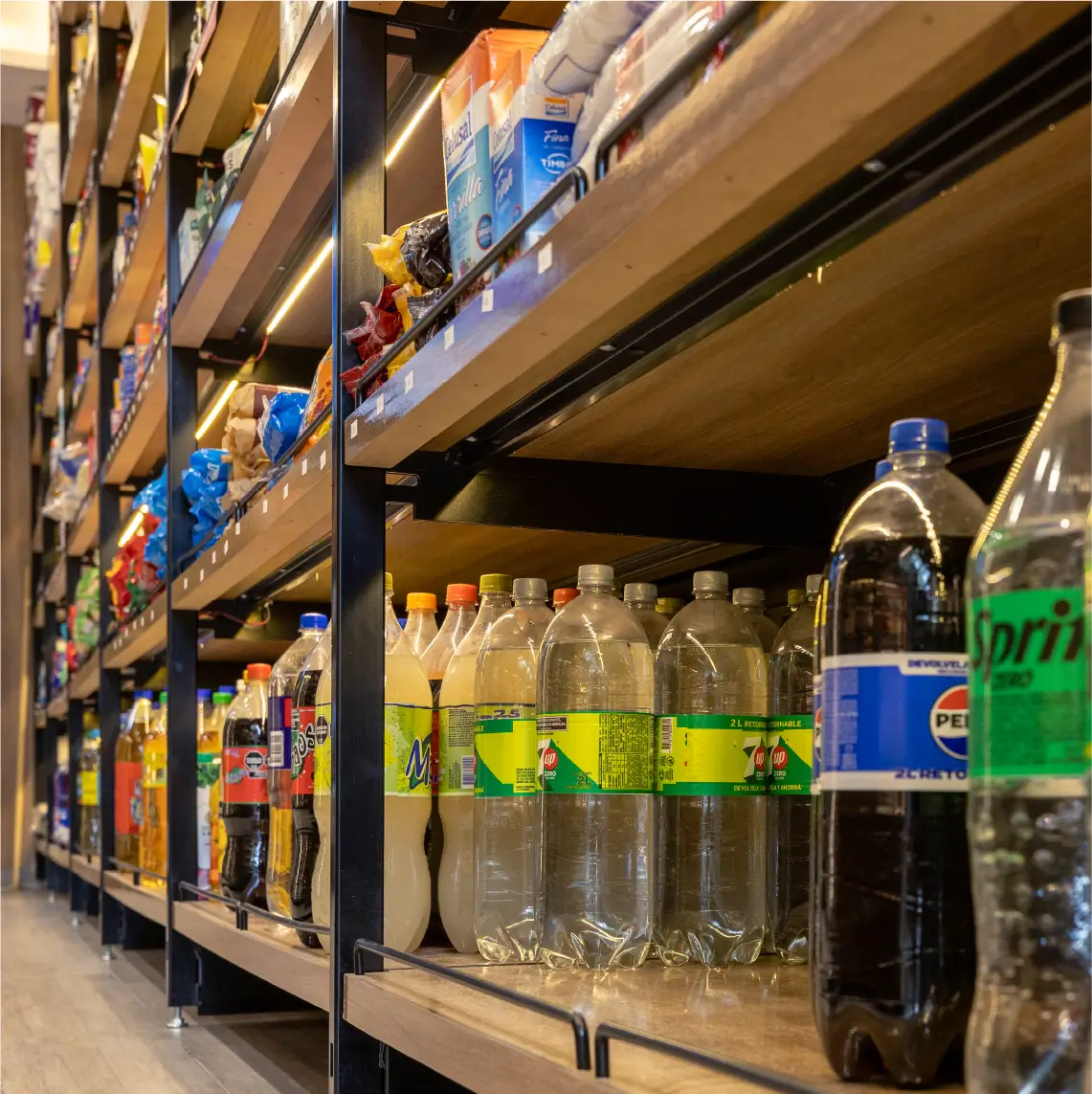 Góndolas comerciales de madera y metal en almacén moderno con iluminación LED en Local PLAZA Almacén Fiambrería