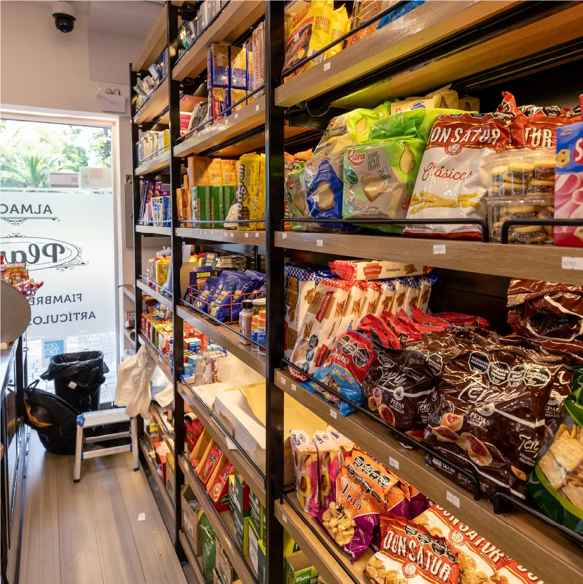 Góndolas comerciales de madera y metal en almacén moderno con iluminación LED en Local PLAZA Almacén Fiambrería