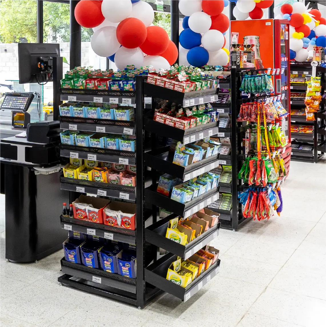 Góndolas metálicas Moduace organizando categorías en supermercado con recorrido claro y orden visual