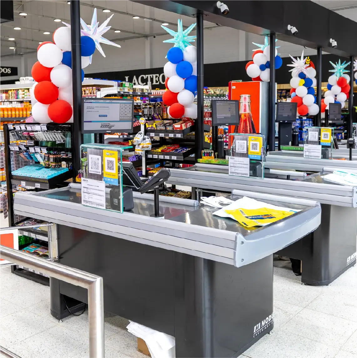 Exhibidores modulares Moduace en supermercado mejorando la visibilidad de productos y la circulación