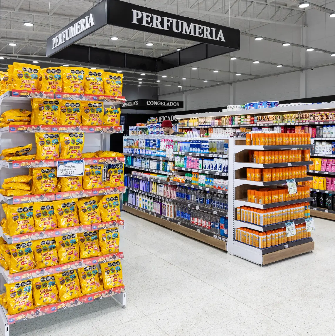 Equipamiento comercial Moduace aplicado en supermercado con exhibición clara por categorías