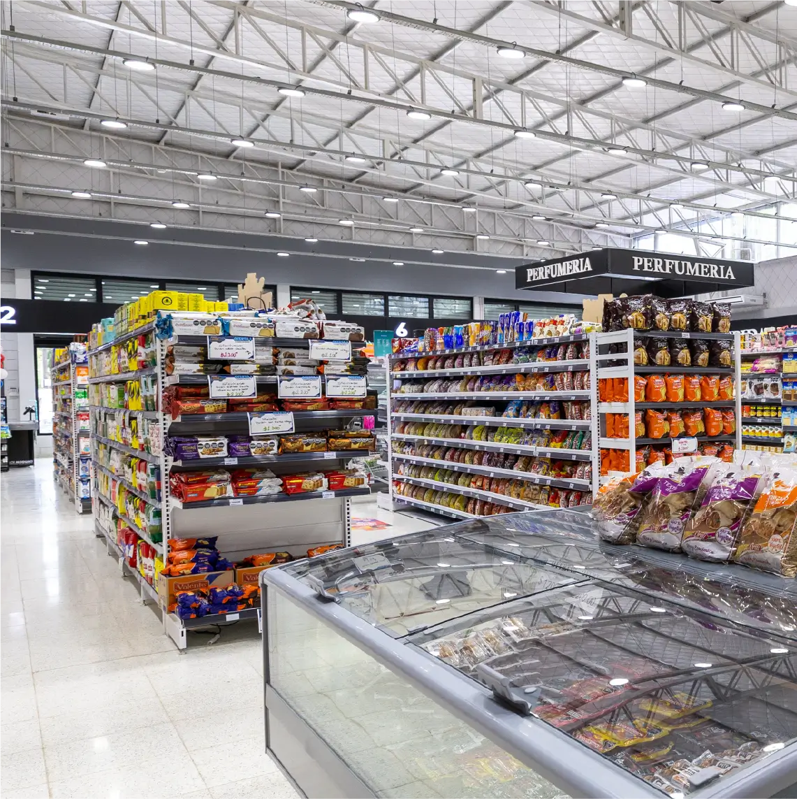 Sistema de exhibición Moduace aplicado en supermercado con layout funcional y ordenado