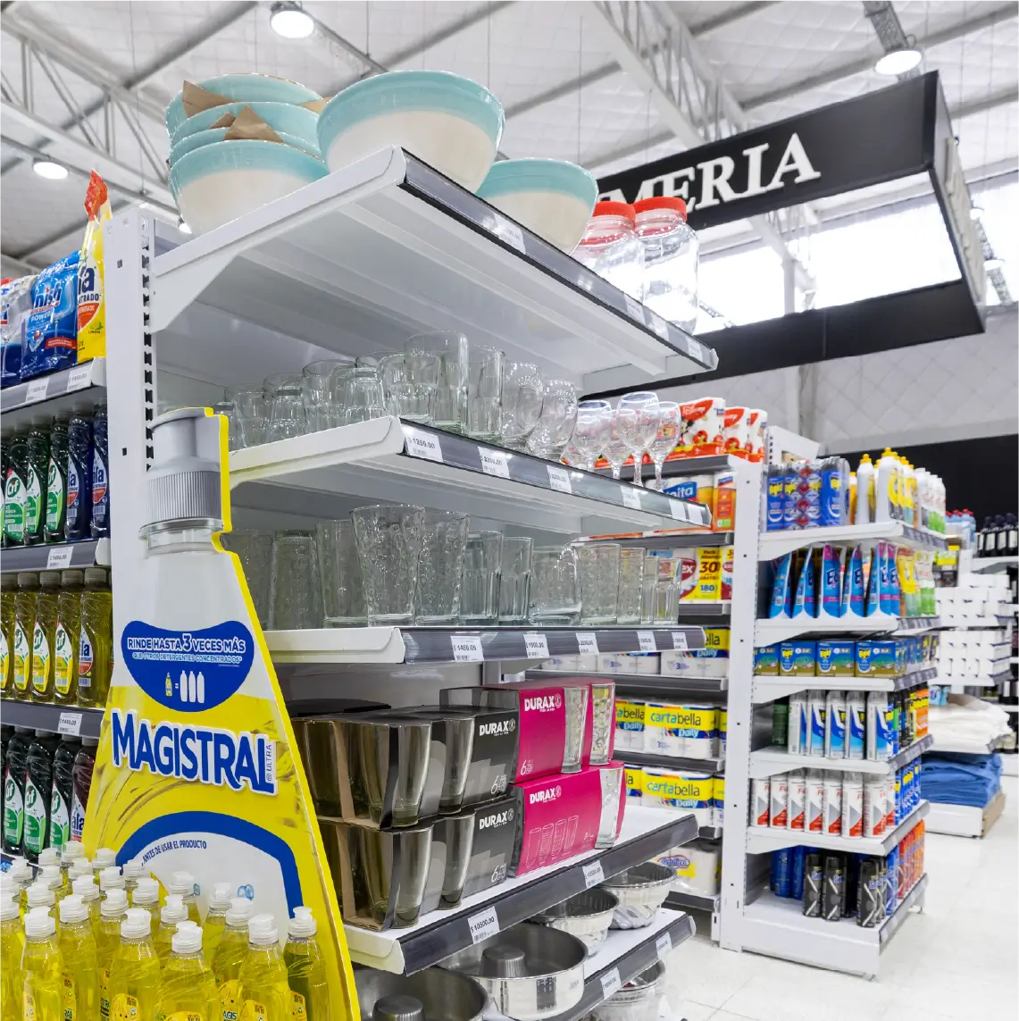 Góndolas de supermercado Moduace diseñadas para alta rotación y lectura rápida