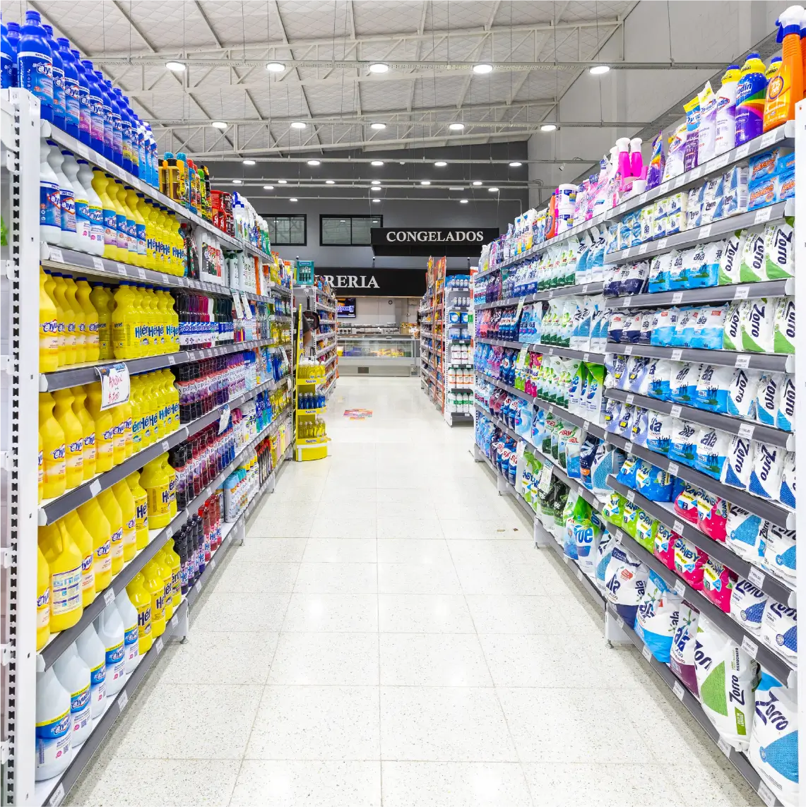 Exhibidores comerciales Moduace organizando productos de forma eficiente